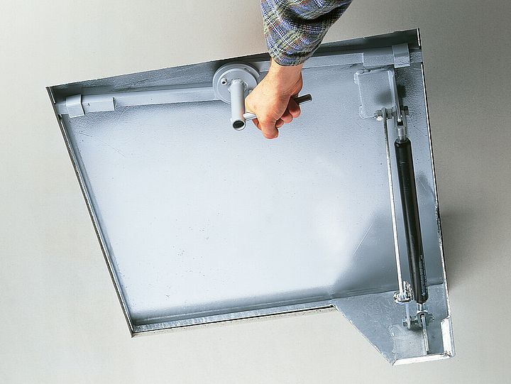 BV-GDZ 66 — BV-GDZ pocinčani čelik Poklopac sa šarkama, središnja brava s podizanjem plinskog amortizera 2 BV-GDZ 88 — BV-GDZ pocinčani čelik Poklopac sa šarkama, središnja brava s podizanjem plinskog amortizera – BV-GDZ steel galvanised Hinged…